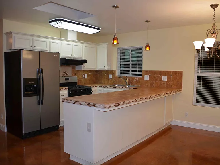 323 S Arboleda Rd — Photo 5
