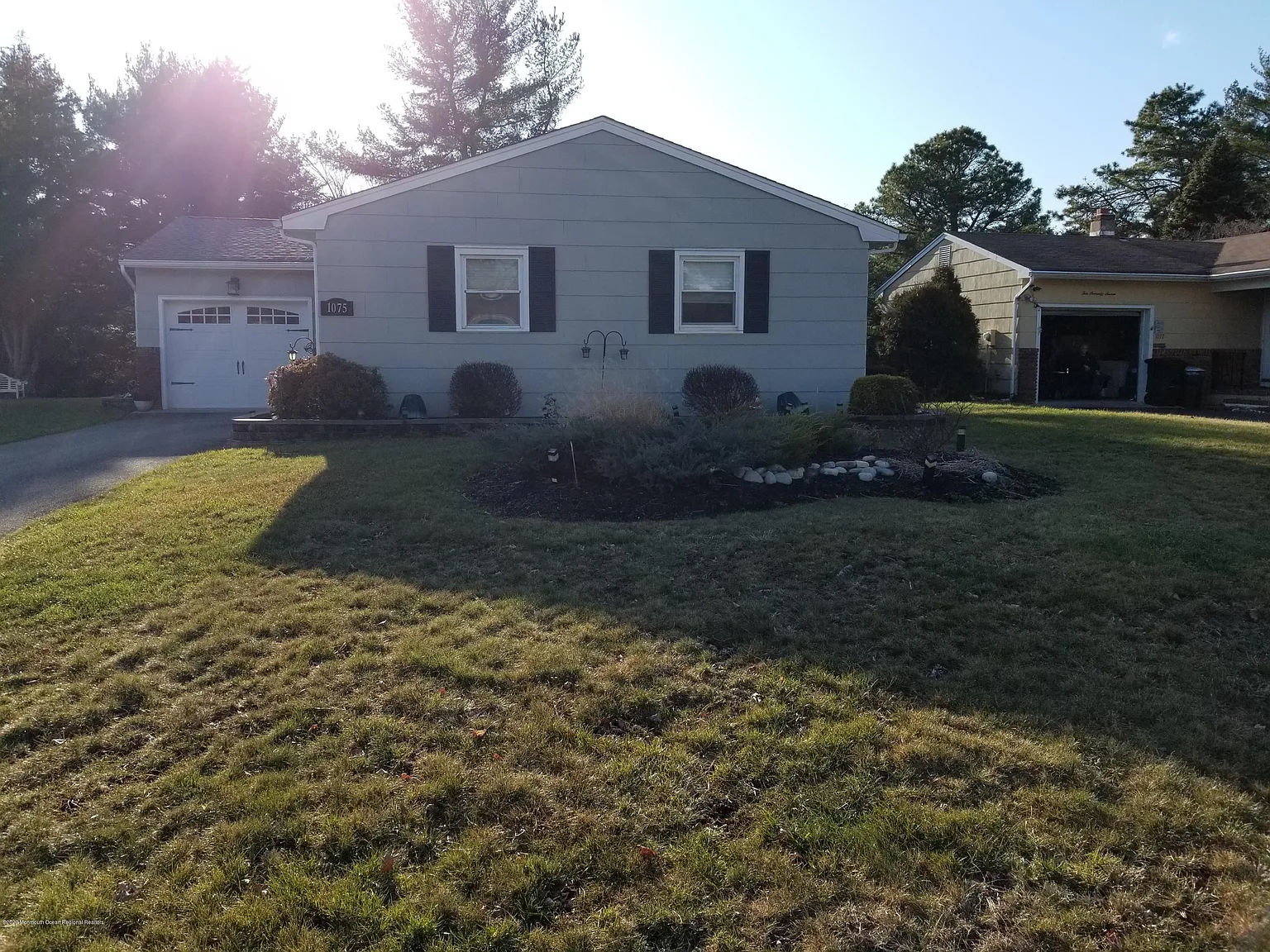 1075 Edgebrook Dr S photo 1