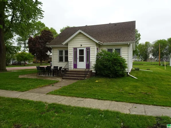 801 Pleasant St, Boyden, IA 51234