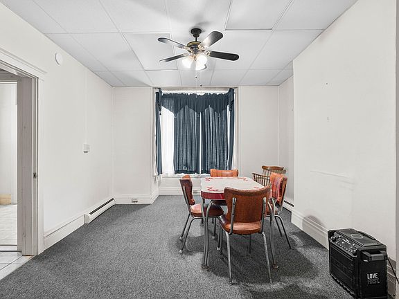 4th image of 109 E Locust St