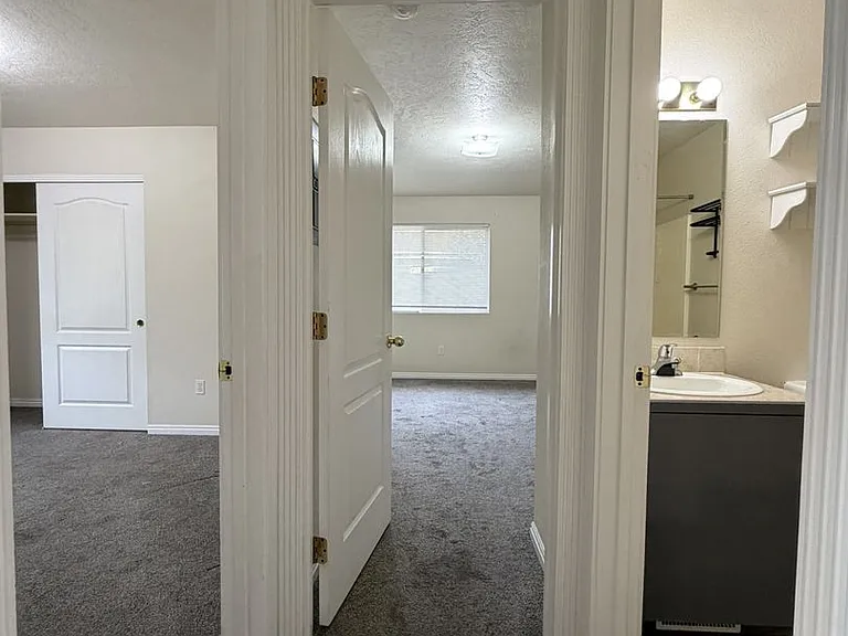 Midland 4-Plex 141 — Photo 16