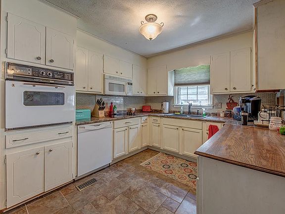 5th image of 2929 Lake Dr