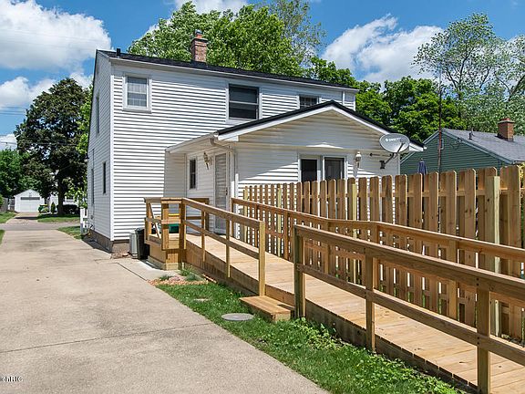 5th image of 428 Cornell Dr