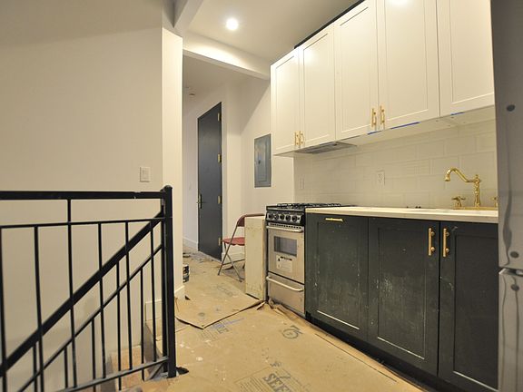 3rd image of 473 Park Pl #1FR