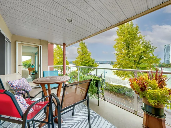 1230 Quayside Dr #306, New Westminster, BC V3M 6H1