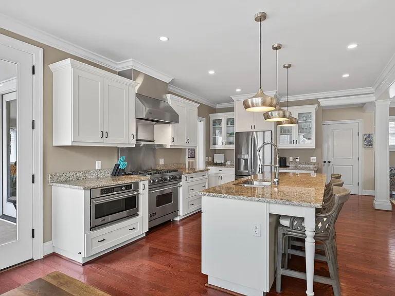 213 E 42nd St — Photo 22