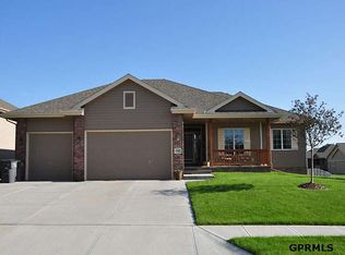 15402 Greenleaf St, Omaha, NE 68028