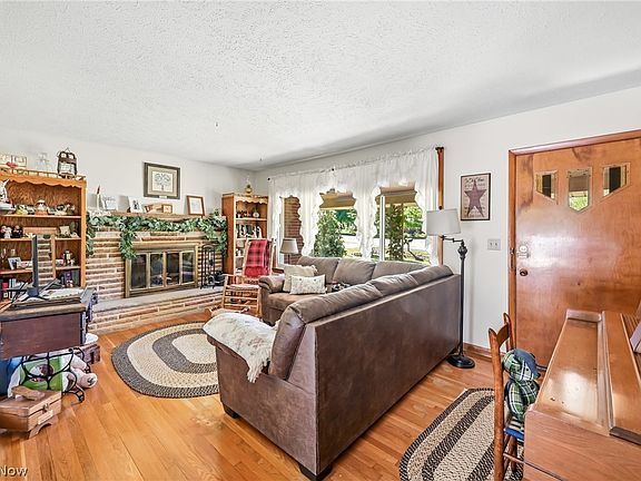 5th image of 6127 Columbus Rd NE