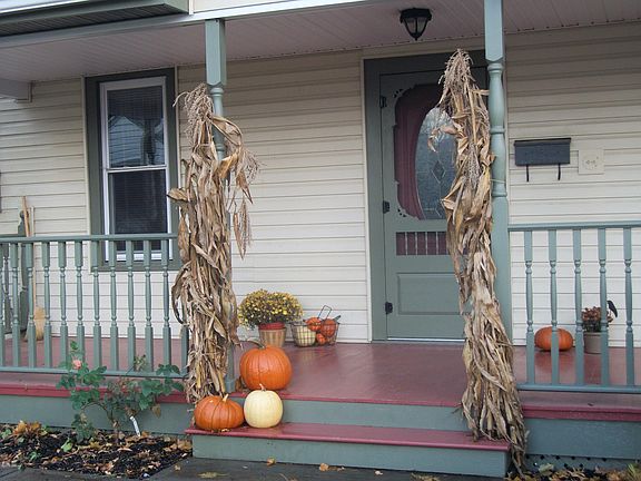 3rd image of 422 Curtin St S
