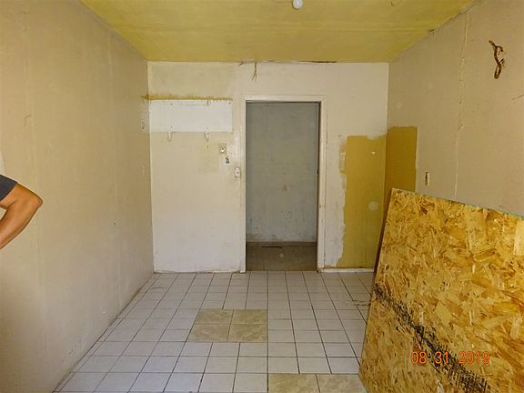 3rd image of 18683 Gadsden St