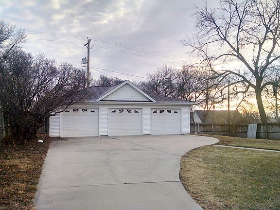 3 car garage - newer roof