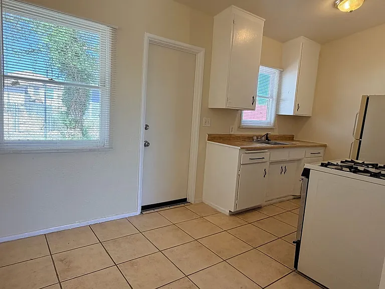 2841 B Street — Photo 15