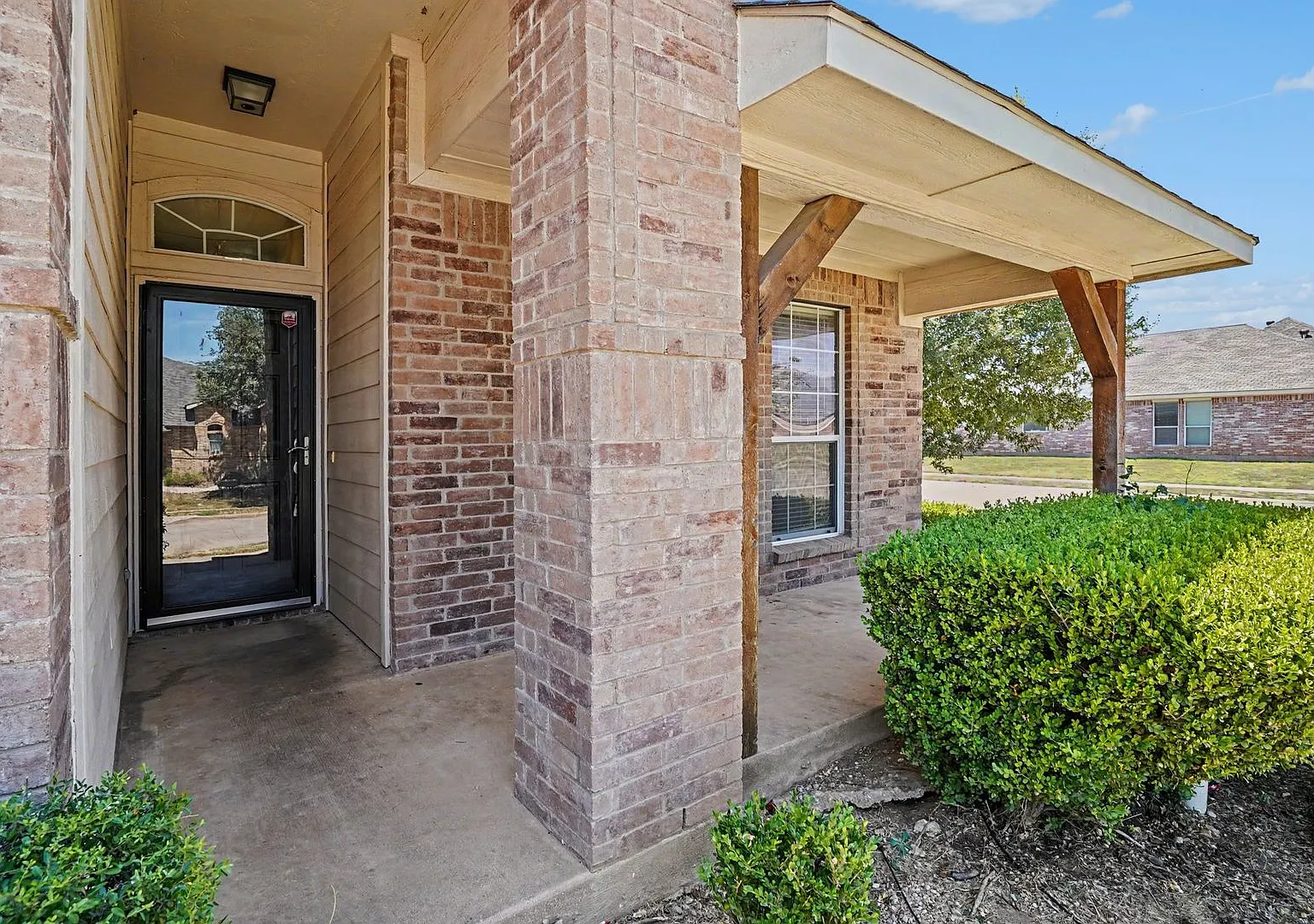Welcome to this spacious 4-bedroom, 2-bathroom single-family home in one of Crowley's most desira... — Photo 3