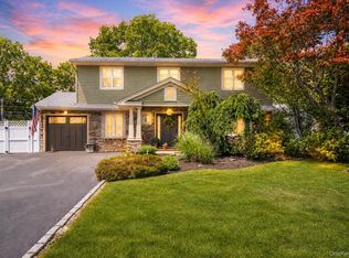 17 Leslie Ln, Smithtown, NY 11787