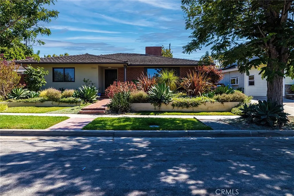 3 bed, 1938 sqft, $8,000 — Photo 2