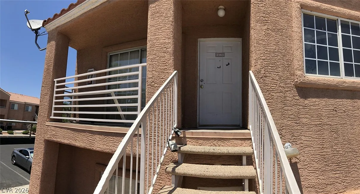 3 bed, 2.0 bath, 1140 sqft, $1,350 — Photo 2