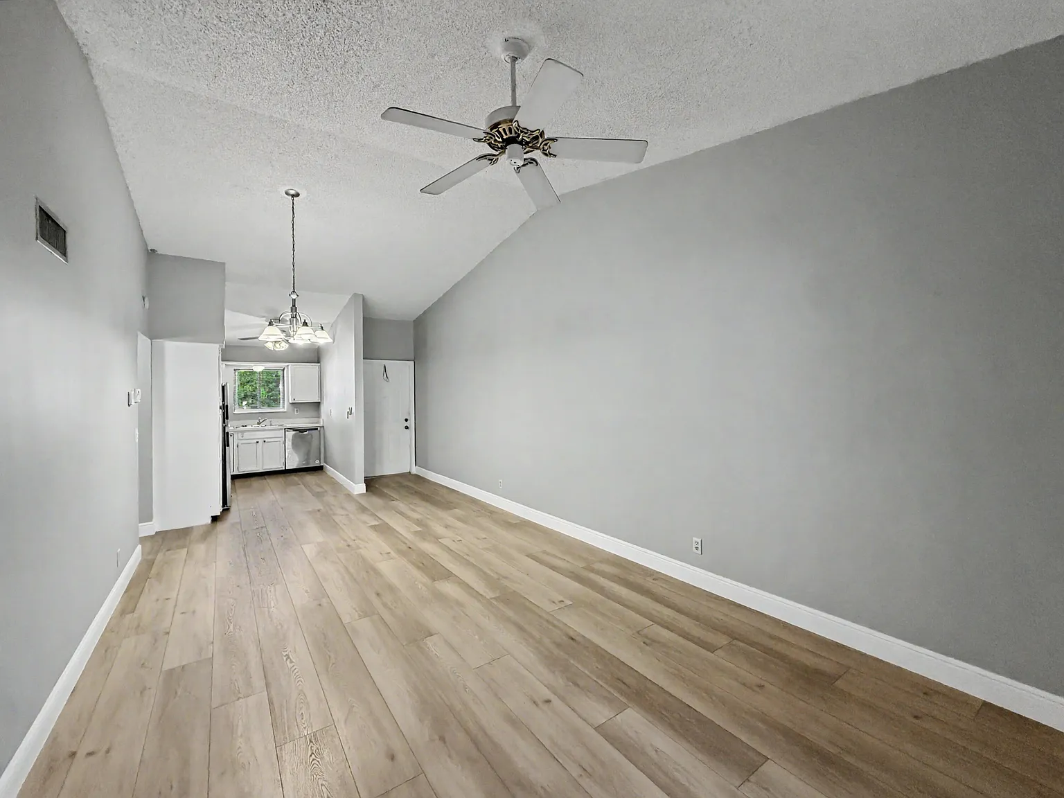 2 bed, 2.0 bath, 935 sqft, $2,600 — Photo 3