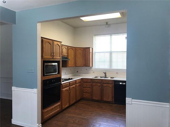 4th image of 1113 Surrey Cir