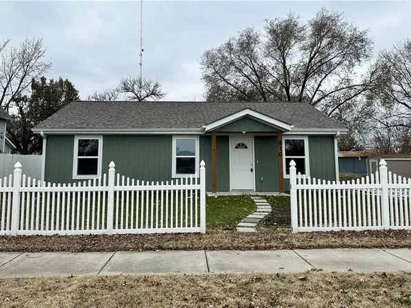 810 N Locust St, Ottawa, KS 66067
