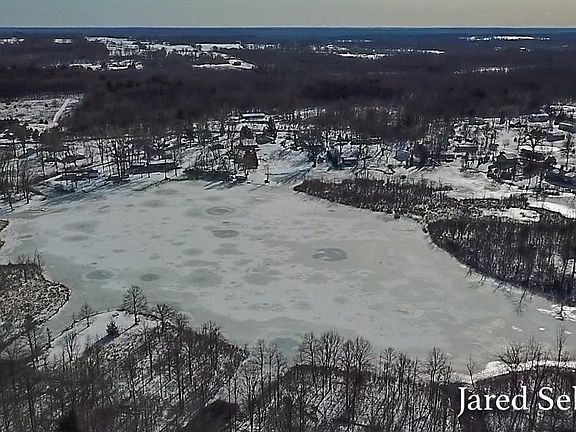 4th image of 2585 Lake Dr