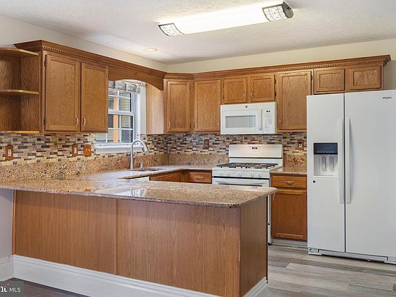 4th image of 26 Heavrin Ct