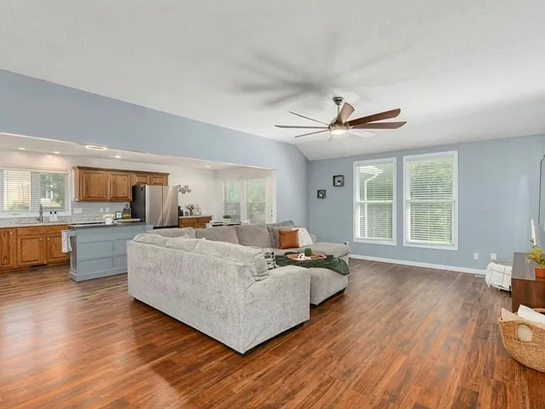 571 Hithergreen Dr — Photo 4