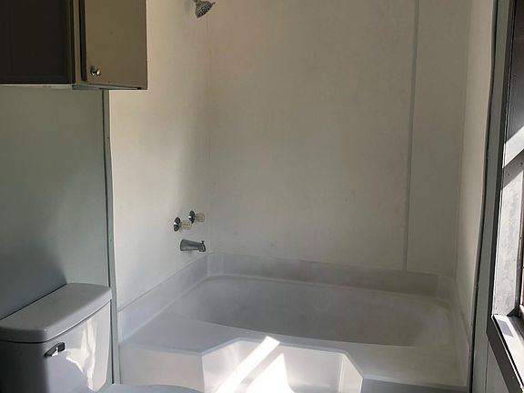 4th image of 16821 Sanders Cir