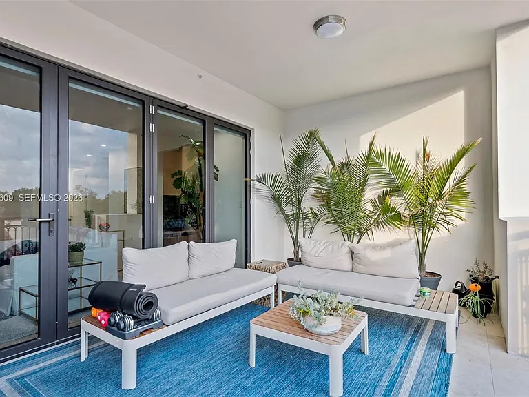 718 Valencia Ave #307 — Photo 12