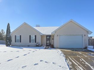 205 N Spruce Dr, Mahomet, IL 61853