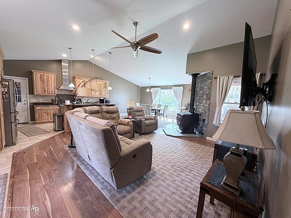 2nd image of 10218 Farrand Rd