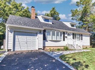 11 Vine Haven Ln, Commack, NY 11725
