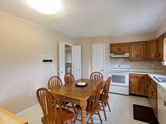 3rd image of 7699 Delview Dr