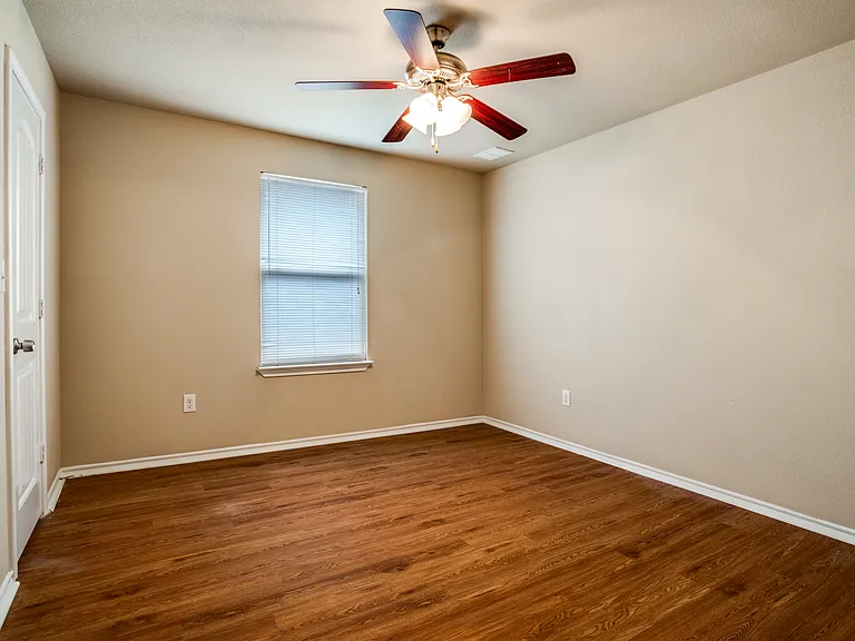811 E College Ave — Photo 3