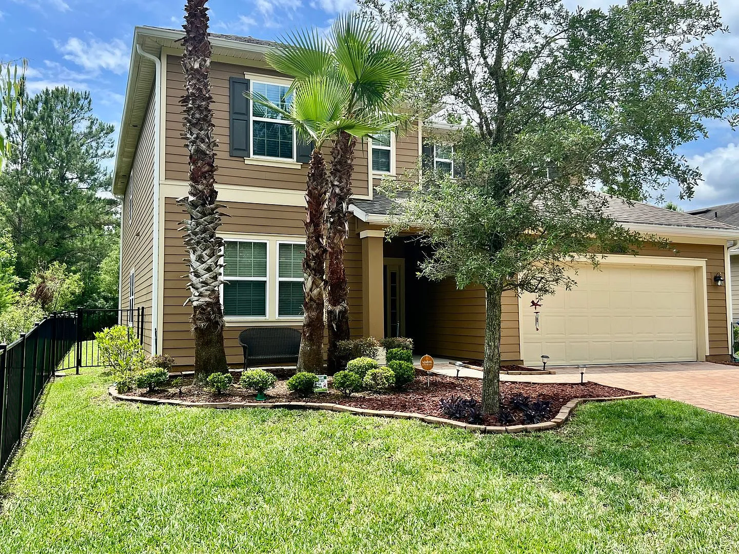 Spacious 5-Bedroom Home with Lawn Care Included! — Photo 2