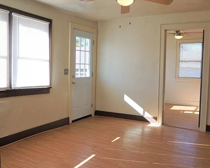 523 SW 26 — Photo 2
