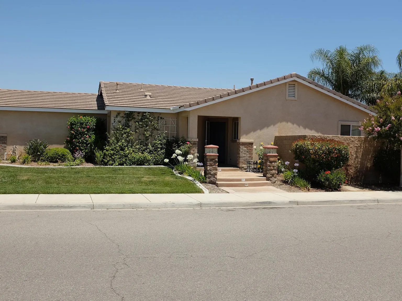 3 bed, 1342 sqft, $3,000 — Photo 2
