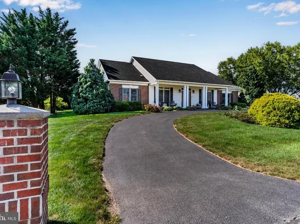 3536 Fox Hill Dr, Chambersburg, PA 17202