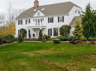 22 Robin Ct, Glen Cove, NY 11542