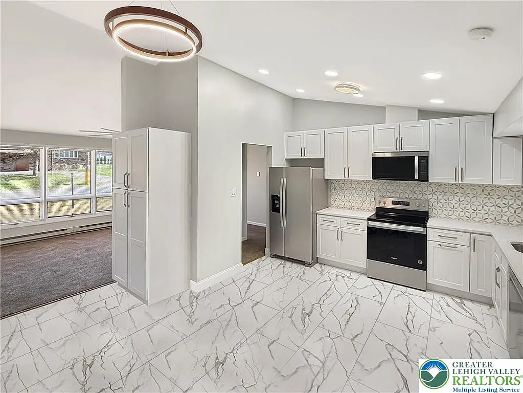 3 bed, 1.0 bath, 1214 sqft, $2,500 — Photo 3