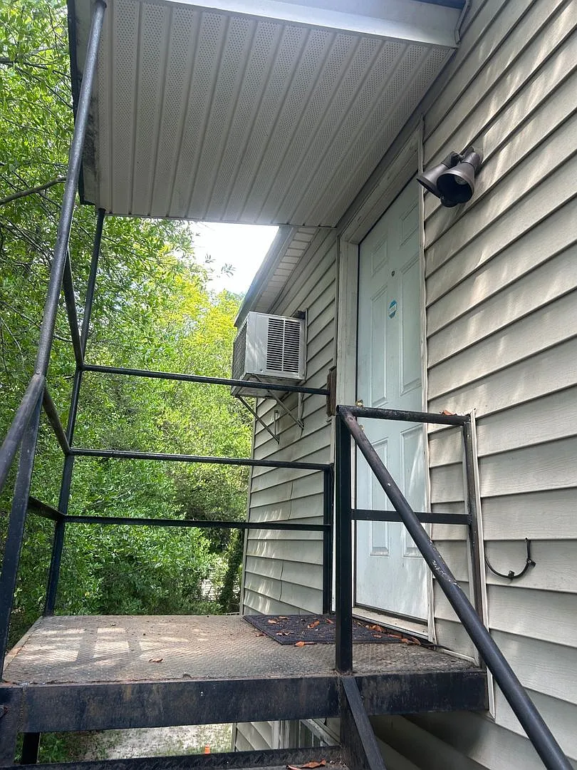 2-Bedroom Upstairs Apartment in Columbia's Rosewood Area $1,250/Month — Photo 3