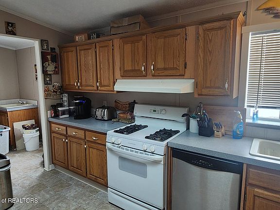 3rd image of 15601 Deloof St