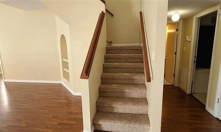 2411 Berkshire Ct — Photo 5