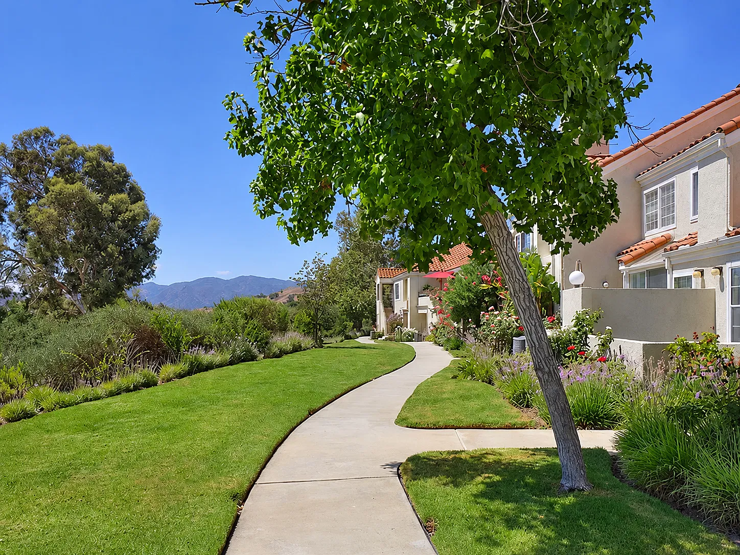 2 bed, 2.5 bath, 1386 sqft, $3,950 — Photo 2