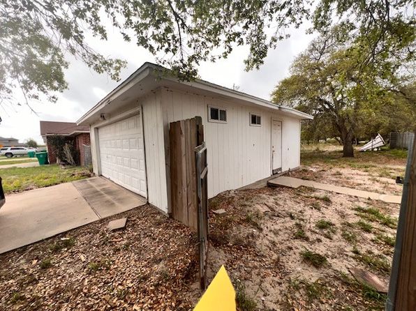 667 Lisa Ann Dr, Aransas Pass, TX 78336