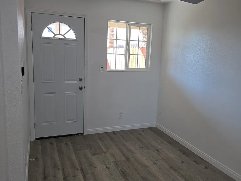 2065 Stanley Ave — Photo 4