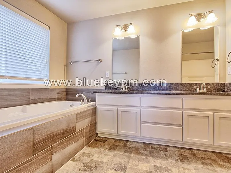 11809 NE 102nd St — Photo 11