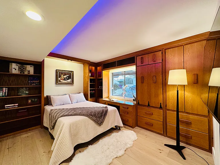 Guest bedroom/ Office with a murphy bed (Queen size), customed desk, shelves and cabinets...