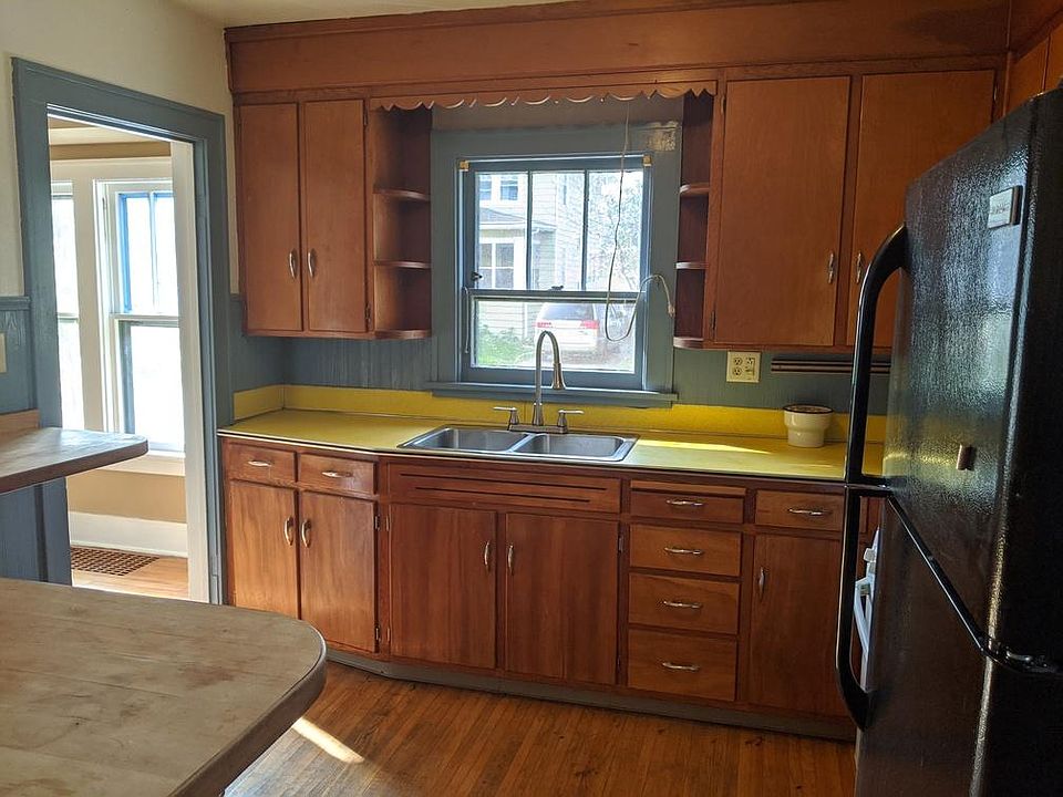 Kitchen w/fancy new faucet...