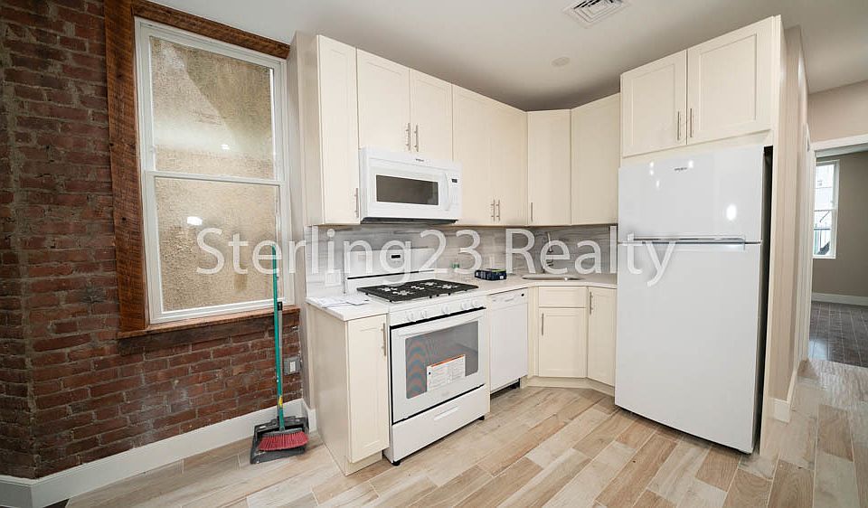1st image of 28-13 Astoria Blvd #2R