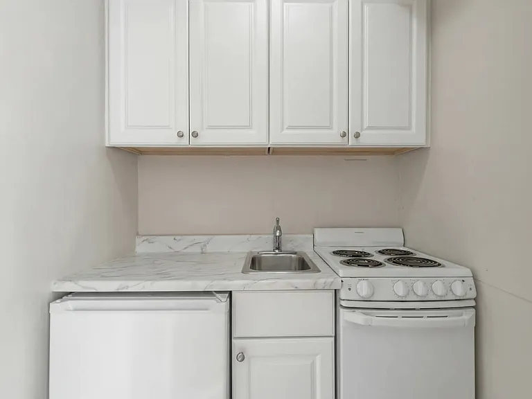 Empire Apartments — Photo 12